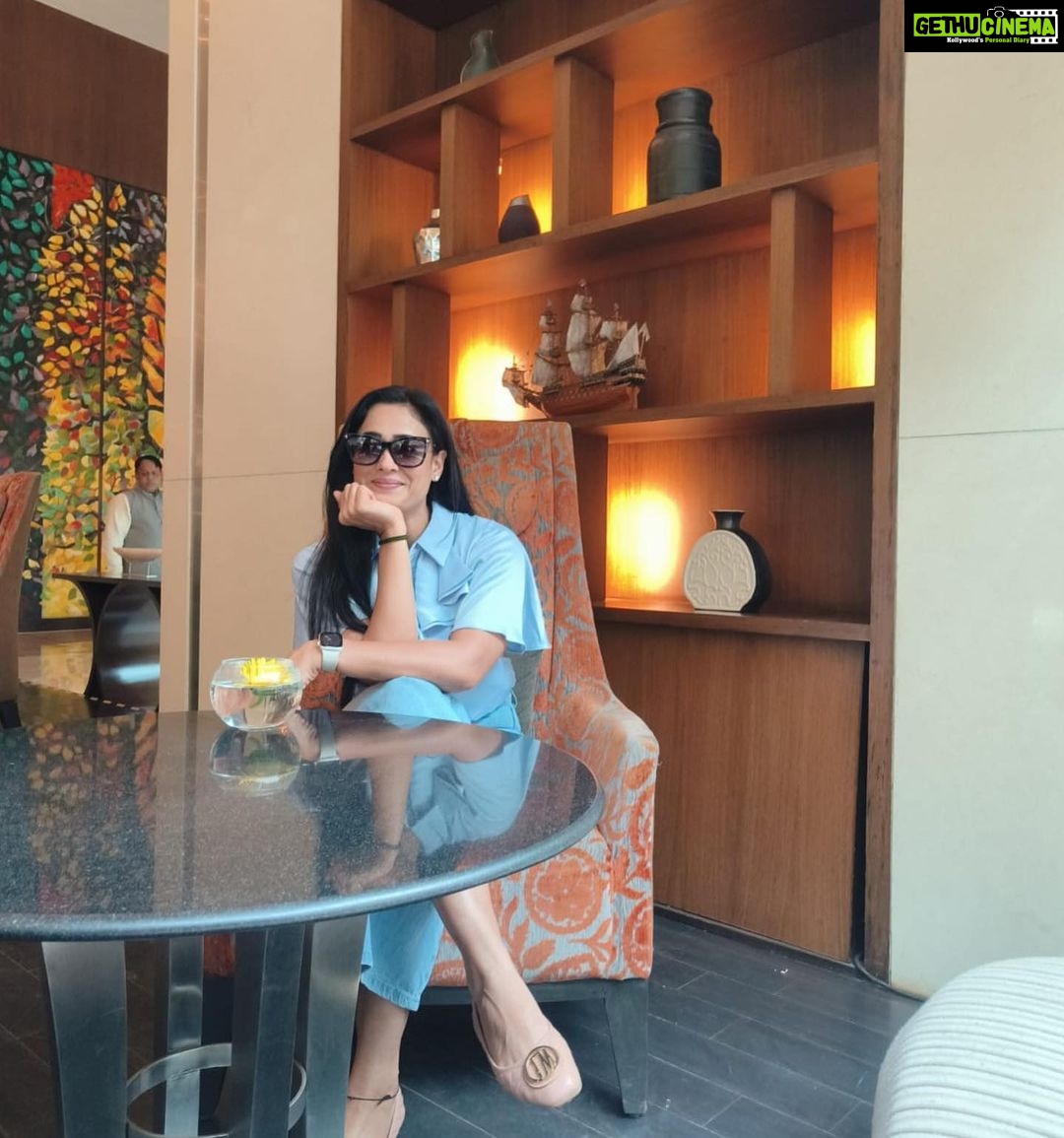 Shweta Tiwari Instagram - Staycation mode activated! Good vibe, good food, spacious and comfy stay, our noisy kids and their accommodating staff.. that’s all you need for a perfect staycation.. Which we found at @holidayinnmumbai @saptamiholidayinn #airporthotel #ihghotels #ihgonerewards#saptamiholidayinn #holidayinnmumbai #staycation