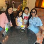 Shweta Tiwari Instagram - Staycation mode activated! Good vibe, good food, spacious and comfy stay, our noisy kids and their accommodating staff.. that’s all you need for a perfect staycation.. Which we found at @holidayinnmumbai @saptamiholidayinn #airporthotel #ihghotels #ihgonerewards#saptamiholidayinn #holidayinnmumbai #staycation