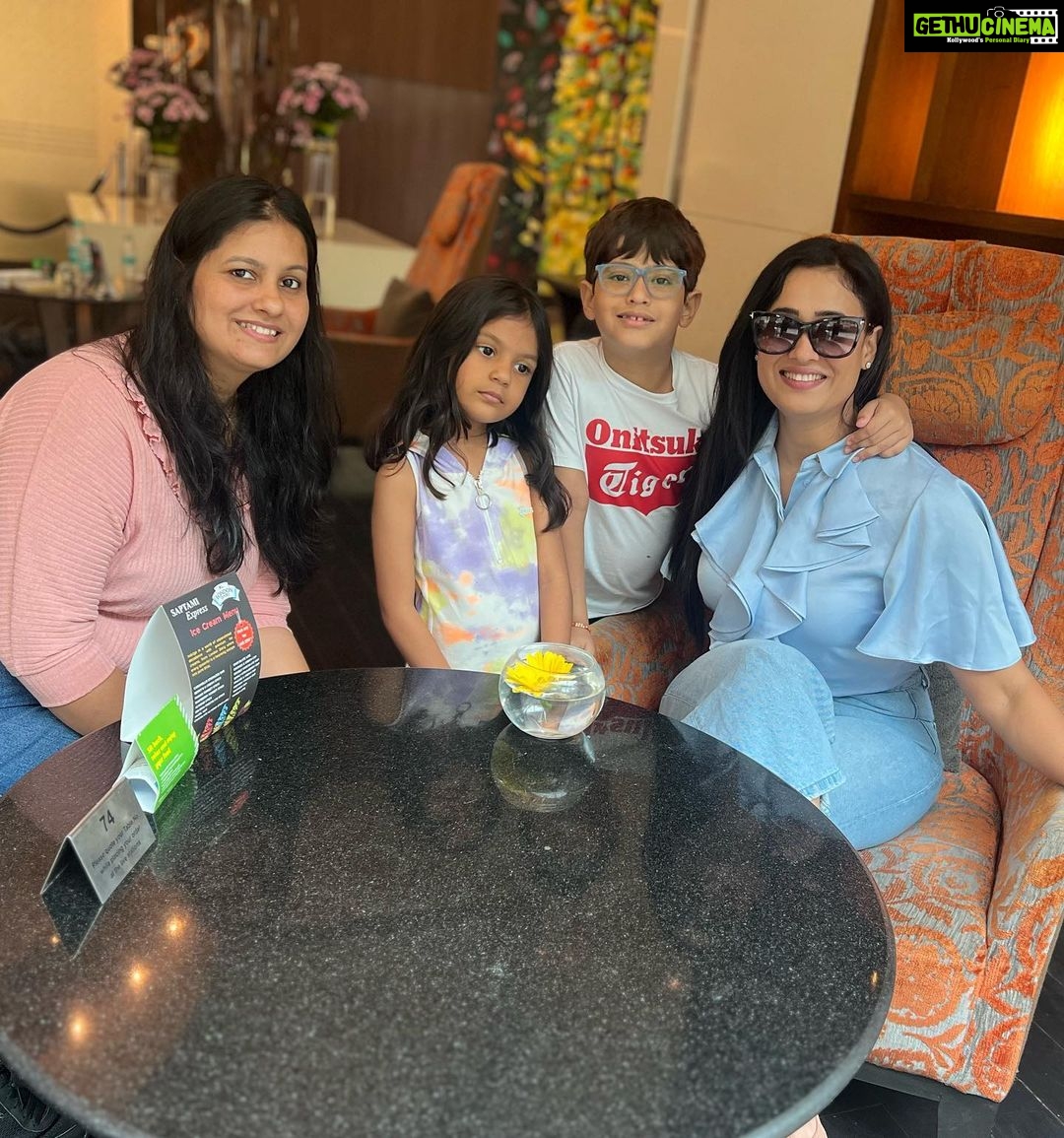 Shweta Tiwari Instagram - Staycation mode activated! Good vibe, good food, spacious and comfy stay, our noisy kids and their accommodating staff.. that’s all you need for a perfect staycation.. Which we found at @holidayinnmumbai @saptamiholidayinn #airporthotel #ihghotels #ihgonerewards#saptamiholidayinn #holidayinnmumbai #staycation