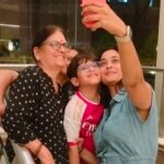 Shweta Tiwari Instagram - Staycation mode activated! Good vibe, good food, spacious and comfy stay, our noisy kids and their accommodating staff.. that’s all you need for a perfect staycation.. Which we found at @holidayinnmumbai @saptamiholidayinn #airporthotel #ihghotels #ihgonerewards#saptamiholidayinn #holidayinnmumbai #staycation