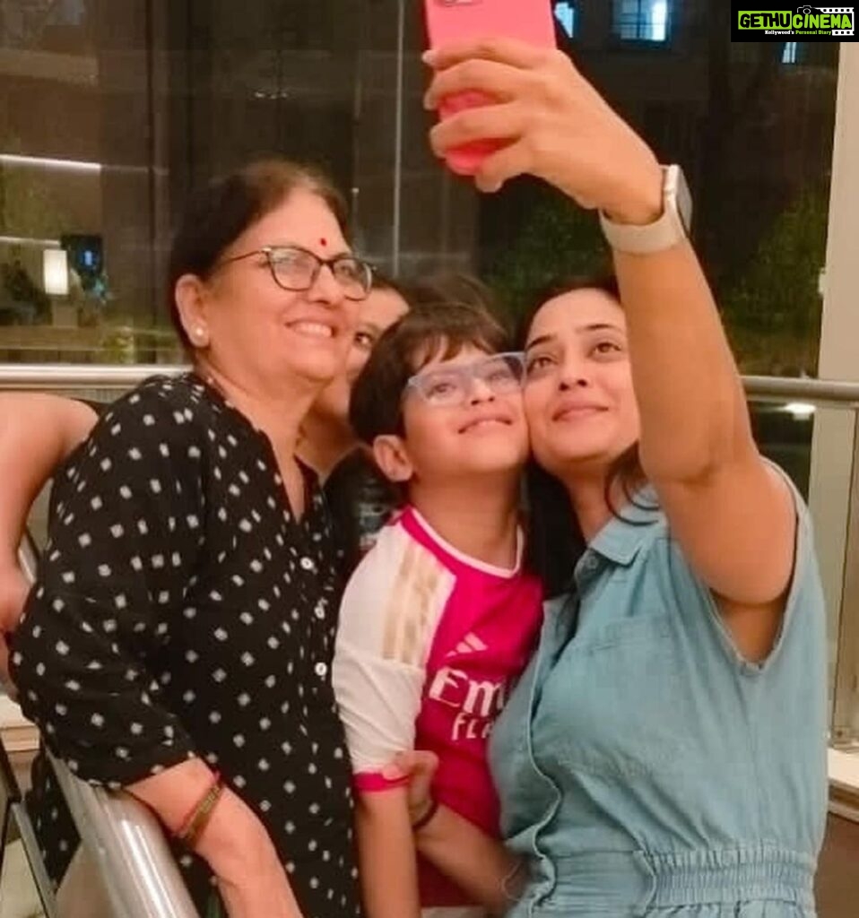 Shweta Tiwari Instagram - Staycation mode activated! Good vibe, good food, spacious and comfy stay, our noisy kids and their accommodating staff.. that’s all you need for a perfect staycation.. Which we found at @holidayinnmumbai @saptamiholidayinn #airporthotel #ihghotels #ihgonerewards#saptamiholidayinn #holidayinnmumbai #staycation