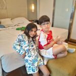 Shweta Tiwari Instagram - Staycation mode activated! Good vibe, good food, spacious and comfy stay, our noisy kids and their accommodating staff.. that’s all you need for a perfect staycation.. Which we found at @holidayinnmumbai @saptamiholidayinn #airporthotel #ihghotels #ihgonerewards#saptamiholidayinn #holidayinnmumbai #staycation