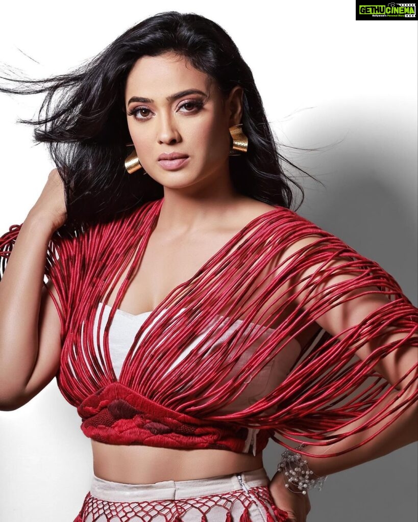 Shweta Tiwari Instagram - Outfit @shubhamkalaofficial Clicked by @amitkhannaphotography Styled by @stylingbyvictor @sohail__mughal___ Assisted by @janvijain123 Makeup @dishisanghvii Hair @nidhii.makeovers