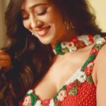 Shweta Tiwari Instagram - My beautiful friend @shweta.tiwari looking like a true Soneya 😍😍💖💖 Shot by-@deepak_das_photography @kakali_das_photography Styled by - @ananyaarora2013 Outfit- @sajdabysuman x @theboltpr Accesories - @blingthingstore MUH by- @jitinrathoreofficial Location- @backstage_mumbai Concept- @theboltpr