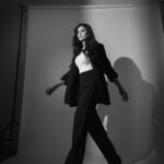 Shweta Tiwari Instagram - In the world of grey.. dare to be Black and white…. Shot by @deepak_das_photography @kakali_das_photography Styled by - @ananyaarora2013 Assisted by- __hitankshi MUH by- @jitinrathoreofficial Location- @backstage_mumbai Concept- @theboltpr