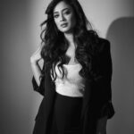 Shweta Tiwari Instagram - In the world of grey.. dare to be Black and white…. Shot by @deepak_das_photography @kakali_das_photography Styled by - @ananyaarora2013 Assisted by- __hitankshi MUH by- @jitinrathoreofficial Location- @backstage_mumbai Concept- @theboltpr