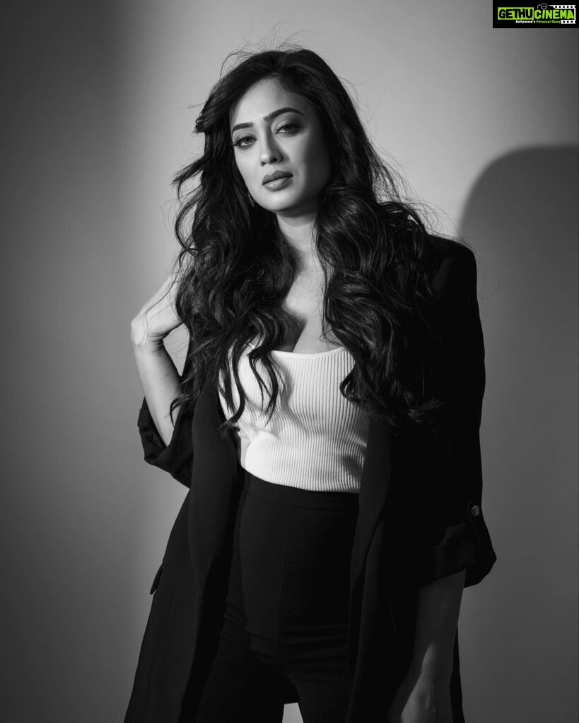Shweta Tiwari Instagram - In the world of grey.. dare to be Black and white…. Shot by @deepak_das_photography @kakali_das_photography Styled by - @ananyaarora2013 Assisted by- __hitankshi MUH by- @jitinrathoreofficial Location- @backstage_mumbai Concept- @theboltpr