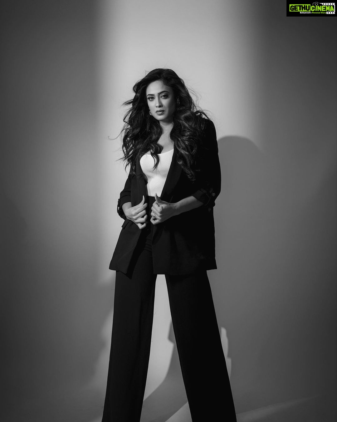 Shweta Tiwari Instagram - In the world of grey.. dare to be Black and white…. Shot by @deepak_das_photography @kakali_das_photography Styled by - @ananyaarora2013 Assisted by- __hitankshi MUH by- @jitinrathoreofficial Location- @backstage_mumbai Concept- @theboltpr