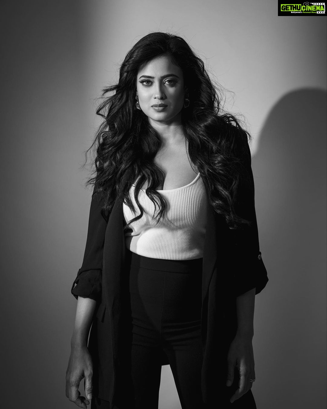 Shweta Tiwari Instagram - In the world of grey.. dare to be Black and white…. Shot by @deepak_das_photography @kakali_das_photography Styled by - @ananyaarora2013 Assisted by- __hitankshi MUH by- @jitinrathoreofficial Location- @backstage_mumbai Concept- @theboltpr