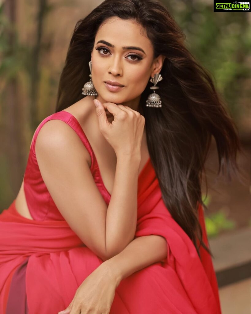 Shweta Tiwari Instagram - Clicked by @amitkhannaphotography Styled by @stylingbyvictor @sohail__mughal___ Assisted by @janvijain123 Earring @rubans.in Makeup @dishisanghvii Hair @nidhii.makeovers