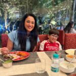 Shweta Tiwari Instagram - Staycation mode activated! Good vibe, good food, spacious and comfy stay, our noisy kids and their accommodating staff.. that’s all you need for a perfect staycation.. Which we found at @holidayinnmumbai @saptamiholidayinn #airporthotel #ihghotels #ihgonerewards#saptamiholidayinn #holidayinnmumbai #staycation