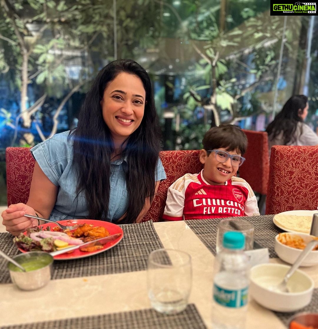Shweta Tiwari Instagram - Staycation mode activated! Good vibe, good food, spacious and comfy stay, our noisy kids and their accommodating staff.. that’s all you need for a perfect staycation.. Which we found at @holidayinnmumbai @saptamiholidayinn #airporthotel #ihghotels #ihgonerewards#saptamiholidayinn #holidayinnmumbai #staycation
