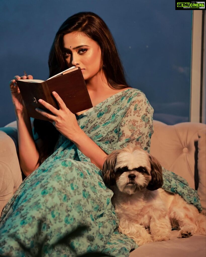 Shweta Tiwari Instagram - Oh my simbu🐶.. You are soooo very cuteee❤️ Clicked by @amitkhannaphotography Styled by @stylingbyvictor @sohail__mughal___ Assisted by @janvijain123 Earring @anthajewels @manalirawat Makeup @dishisanghvii Hair @nidhii.makeovers