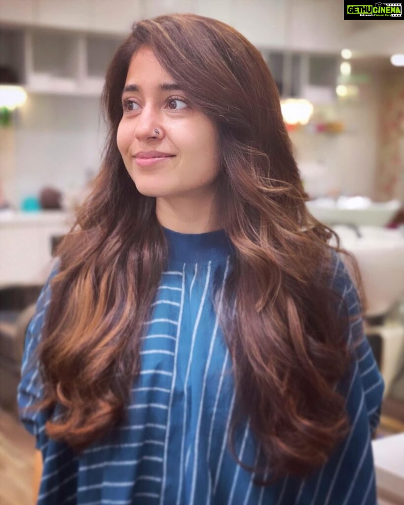 Shweta Tripathi Instagram - The journey of Parul in the world of Kaalkoot hasn’t been easy. Meeting the acid attack victims made me realise that now, they are more than the people they were before the incident happened. They showed me the people they are, now. People who despite being burned by hatred, learnt to smile, celebrate, find joy. Survive. Most even forgave. While their attackers got married. Started a family.. Having felt a very small percentage of what they go through while playing Parul made me question myself again and again that why do we do this to anyone? HOW can we let anyone do THIS? When will we STOP?! How bad does it have to get to take us to ACT?! Sirf chere ki baat nahi hai. Baat nazar ki hai. Sapno ki hai. Aaney waley kal ki hai. Sirf ek ki nahi, oski family aur doston ki hai. Yeh sab soch kar kai baar meri rooh mujhe kafa hoti hai. Kya aapki nahi hoti? Thank you and ♥️ you @sumit.saxena.35912 for making me a part of this important story. May you always manage to make us question ourselves!