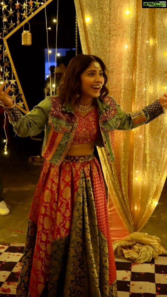 Shweta Tripathi Instagram - On set confusions be like.. 🤪🤪 Mohabbat out now! Dance kiya ki nahiiiiii!?