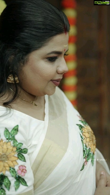 Sneha Sreekumar Instagram - Happy Onam ❤❤❤ Mua @makeupbyanil Costume @avaanahdesignerstudio 📷 @visanth_p_venu #onamcelebration #onamsaree #happyonam