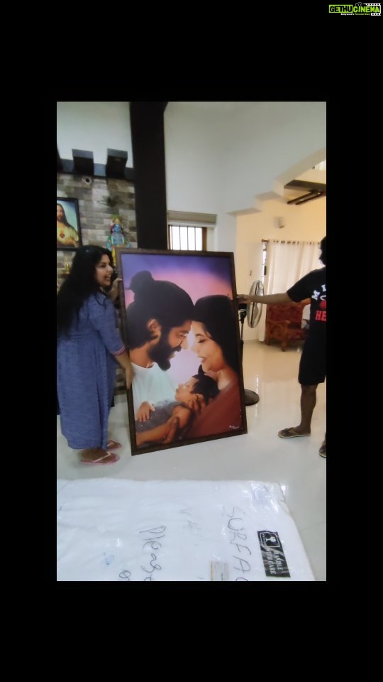 Sneha Sreekumar Instagram - Got a spl gift for @kedarsnehasreekumar 's nameingceremony 🥰 Thank you so much @papervapors for this beautiful gift 🥰 #gift #photo #reelsinstagram #reelsinsta #reelaupload #reels #marimayam #mandothari