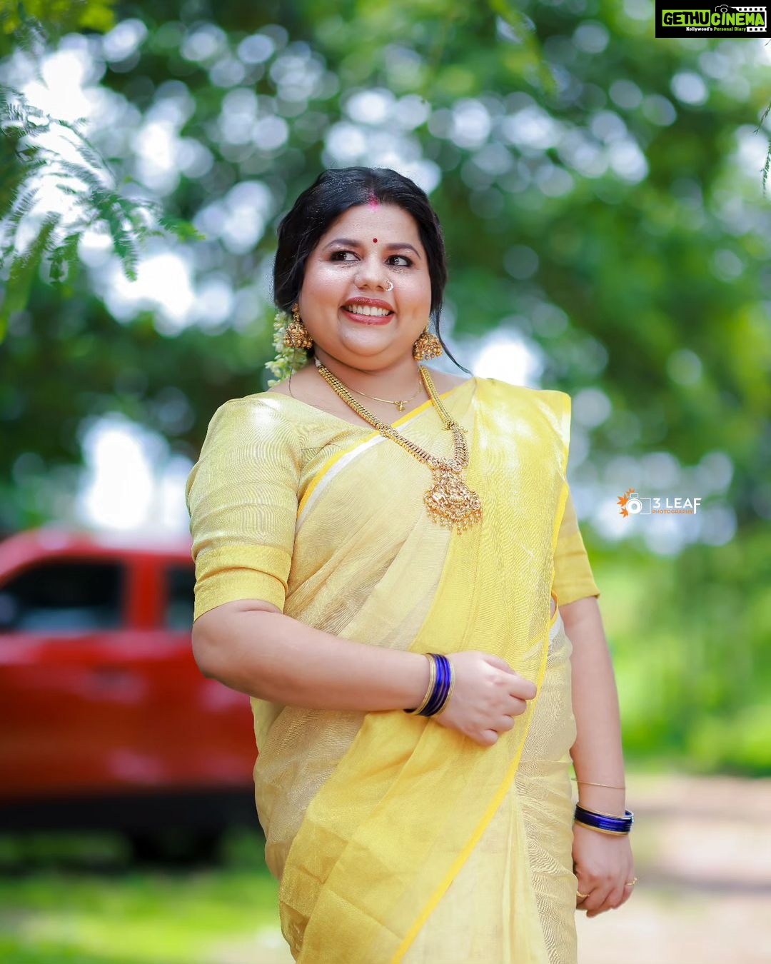 Sneha Sreekumar Instagram - 😍😍 📷 @3leaf_photography Mua @amal_ajithkumar Styling @sabarinathk_ Saree @kasavu_by_khajuraho Ornaments @mayoorajewelerydesigns #happymoments #nameingceremonymoments👶🍷🍾🎤🎛️🔊 #mandothari #marimayam #momlife