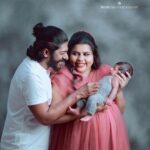 Sneha Sreekumar Instagram - ❤️❤️❤️ 📷 @bharitha_photography Mua @makeupbyanil #familytime #newbornphotography #family #happymoments #marimayam #mandothari #chakkappazham
