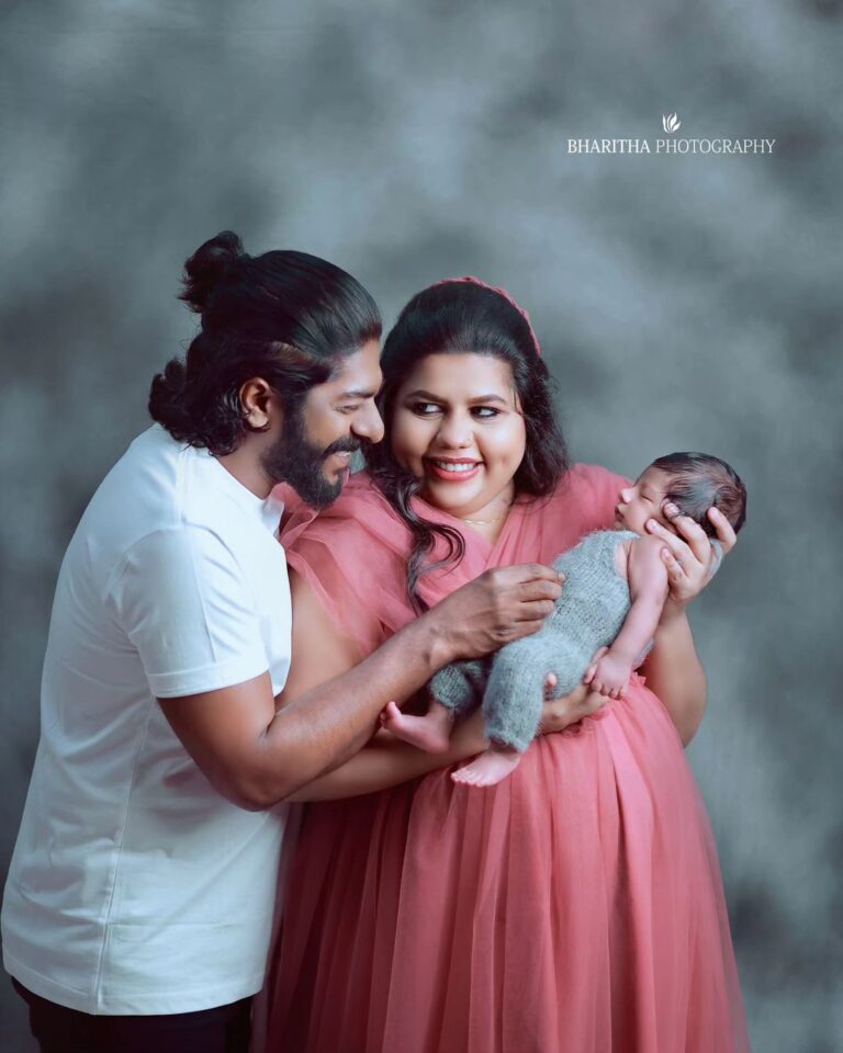 Sneha Sreekumar Instagram - ❤️❤️❤️ 📷 @bharitha_photography Mua @makeupbyanil #familytime #newbornphotography #family #happymoments #marimayam #mandothari #chakkappazham