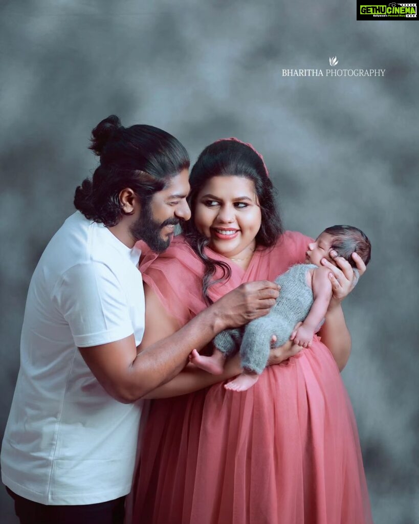 Sneha Sreekumar Instagram - ❤❤❤ 📷 @bharitha_photography Mua @makeupbyanil #familytime #newbornphotography #family #happymoments #marimayam #mandothari #chakkappazham
