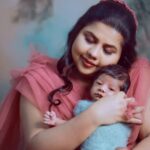 Sneha Sreekumar Instagram - Our first photoshoot ❤️❤️❤️Happiness overloaded 😍Mine❤️❤️ 📷 @bharitha_photography Mua @makeupbyanil Costume @merins__boutique #happymoments #myboy #life #babyboy #newbornphotography #newborn #marimayam #mandothari