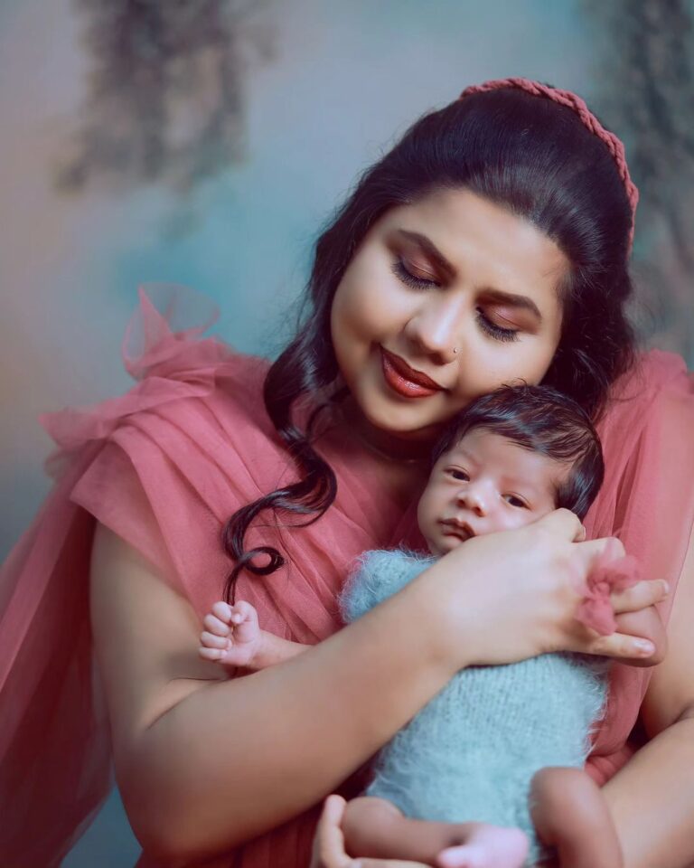 Sneha Sreekumar Instagram - Our first photoshoot ❤️❤️❤️Happiness overloaded 😍Mine❤️❤️ 📷 @bharitha_photography Mua @makeupbyanil Costume @merins__boutique #happymoments #myboy #life #babyboy #newbornphotography #newborn #marimayam #mandothari