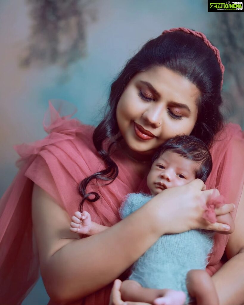 Sneha Sreekumar Instagram - Our first photoshoot ❤️❤️❤️Happiness overloaded 😍Mine❤️❤️ 📷 @bharitha_photography Mua @makeupbyanil Costume @merins__boutique #happymoments #myboy #life #babyboy #newbornphotography #newborn #marimayam #mandothari