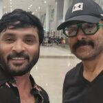 Snehan Instagram - நம்ம விக்ரமோடு எதிர்பாராத ஒரு விமான பயணம். 20 ஆண்டுகளுக்கு முன் எழுதிய "கல்யாணந்தான் கட்டிக்கிட்டு ஓடிப்போலாமா" பாட்டுக்கு இப்போதும் நன்றி சொல்கிறார். என்றும் மாறாத நட்பு இளமை குறையாதப் பேச்சு அடர்ந்து வளர்ந்த திறமை அழகாய் சிரிக்கும் குழந்தை @the_real_chiyaan @dhruv.vikram @kannikasnekan @vikramfans.club