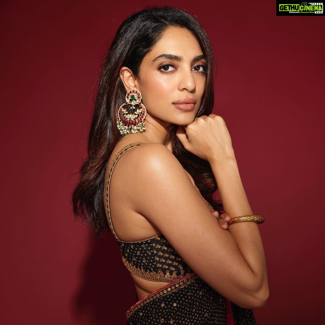 Sobhita Dhulipala Instagram - ‘Stylish performer of the year’ at Midday Showbiz Awards! To be appreciated for both performance and style is flattering. And thrilling. Thank you! Dhanyavaad ❤️