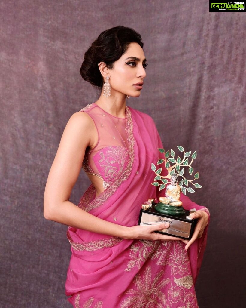 Sobhita Dhulipala Instagram - ‘Versatile actor of the year’ This really is a win for female characters written with depth and dimension. Characters like Tara that are so full of life and charge. ❤️ Inspired. Grateful. Beaming. Thank you for making a special year, special-er! @globalspaindia . Saree : @toraniofficial Jewels : @orrajewellery Photographs : @mourya Hair and makeup : @shraddhamishra8 Style : @beezsharma