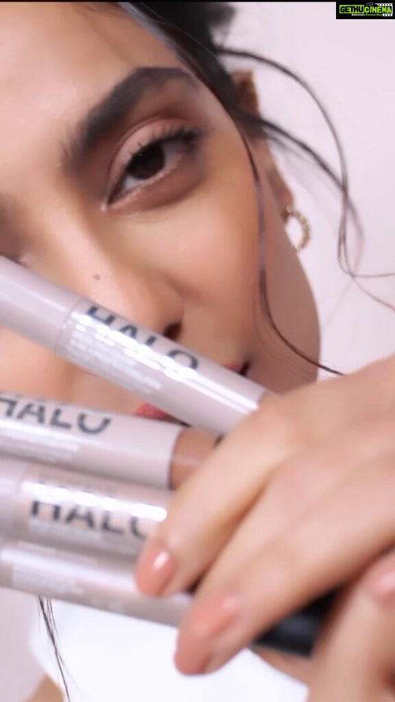Sobhita Dhulipala Instagram - Introducing my NEW favorite from @smashboxindia - The Halo 4-in-1 Perfecting Pen ✨ Get dreamy, instantly radiant coverage with this hydrating, buildable 24-hour formula that can be used to conceal, correct, highlight, and contour. Available in 26 shades, get yours now on @mynykaa. #smashboxindia #haveitall #Smashboxhalo #ad