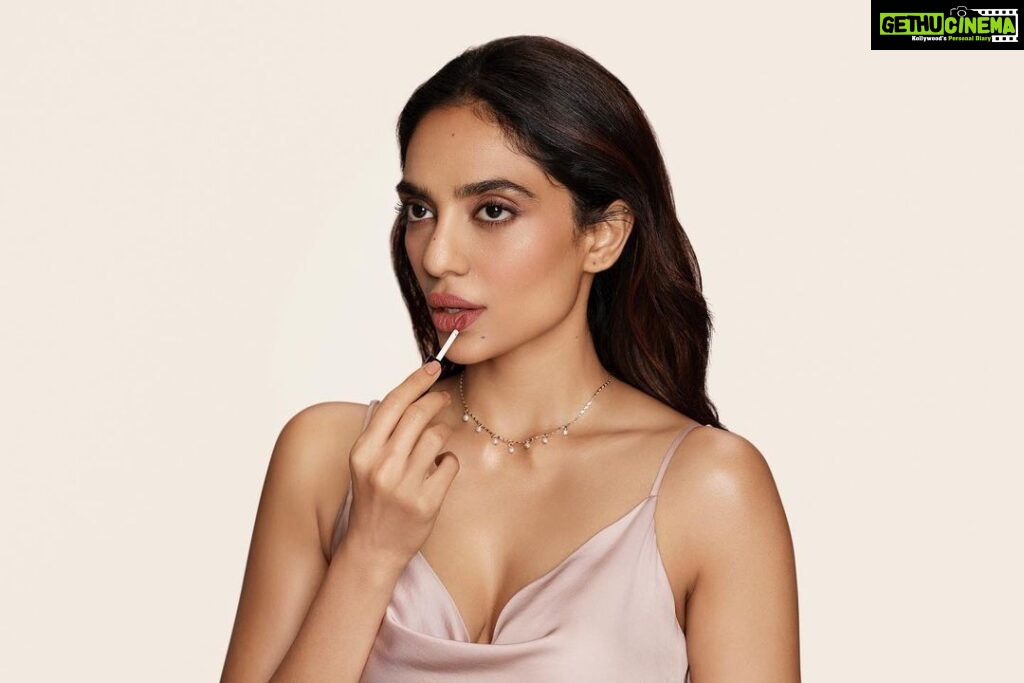 Sobhita Dhulipala Instagram - Exclusively created for India, Gulabae from @smashboxindia is now available in a MINI 💋 The same long-wearing, comfortable formula now in a MINI. #Smashboxindia #Gulabae #Ad