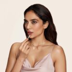 Sobhita Dhulipala Instagram – Exclusively created for India, Gulabae from @smashboxindia is now available in a MINI 💋

The same long-wearing, comfortable formula now in a MINI.
#Smashboxindia #Gulabae #Ad