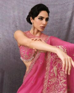 Sobhita Dhulipala Instagram - ‘Versatile actor of the year’ This really is a win for female characters written with depth and dimension. Characters like Tara that are so full of life and charge. ❤️ Inspired. Grateful. Beaming. Thank you for making a special year, special-er! @globalspaindia . Saree : @toraniofficial Jewels : @orrajewellery Photographs : @mourya Hair and makeup : @shraddhamishra8 Style : @beezsharma