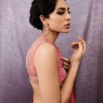 Sobhita Dhulipala Instagram - ‘Versatile actor of the year’ This really is a win for female characters written with depth and dimension. Characters like Tara that are so full of life and charge. ❤️ Inspired. Grateful. Beaming. Thank you for making a special year, special-er! @globalspaindia . Saree : @toraniofficial Jewels : @orrajewellery Photographs : @mourya Hair and makeup : @shraddhamishra8 Style : @beezsharma