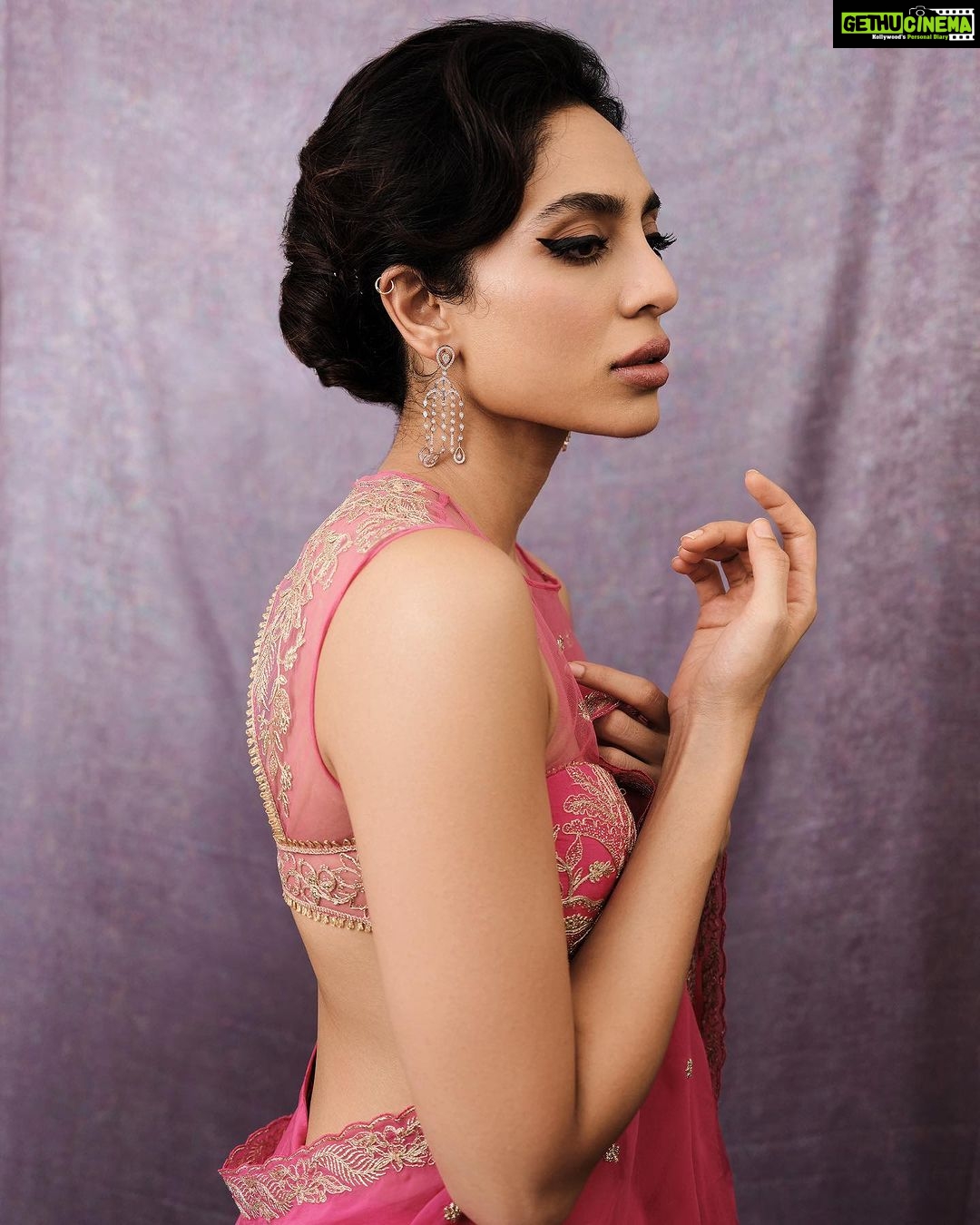 Sobhita Dhulipala Instagram - ‘Versatile actor of the year’ This really is a win for female characters written with depth and dimension. Characters like Tara that are so full of life and charge. ❤️ Inspired. Grateful. Beaming. Thank you for making a special year, special-er! @globalspaindia . Saree : @toraniofficial Jewels : @orrajewellery Photographs : @mourya Hair and makeup : @shraddhamishra8 Style : @beezsharma