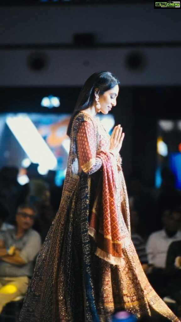 Sobhita Dhulipala Instagram - Such a sweet time walking the ramp for Wedding Tales Fashion Showcase a few days ago, in a city that has a big big piece of my heart - Dilli 🫶🏽 Thanks @dlfmallofindia for a lovely evening. #TheWeddingTales #SaathRishteySajao #WeddingFashionShowcase #DLFMallOfIndia #MallofIndia #Wedding #AD