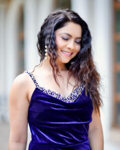 Sonalee Kulkarni Instagram - My kinda #mondayblues and #sunshine 🧿 #sonaleekulkarni #blue #monday Photographer @suraj_sb__ Outfit @rashmi.s_the_rental_boutique
