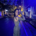 Sonalee Kulkarni Instagram – बारिश में भीगना उसने सिखाया …
बूँदे छलकाना, 
मासूम बच्चे की तरह छतरी फैंककर,
रास्तों पर दौड़ती तस्वीरे, 
उसने खींचे
और फिर छींकते हुए बोला…
घबराओ नहीं, तुम्ही सर्दी नही होगी । 
पागल वो और मै, 
रात भर सडको पर भिगते रहे… ☔️

✍🏻 #rida
#sonaleekulkarni #poem #poetry #hindi #monsoon #rains #love #new #baarish