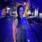 Sonalee Kulkarni Instagram – बारिश में भीगना उसने सिखाया …
बूँदे छलकाना, 
मासूम बच्चे की तरह छतरी फैंककर,
रास्तों पर दौड़ती तस्वीरे, 
उसने खींचे
और फिर छींकते हुए बोला…
घबराओ नहीं, तुम्ही सर्दी नही होगी । 
पागल वो और मै, 
रात भर सडको पर भिगते रहे… ☔️

✍🏻 #rida
#sonaleekulkarni #poem #poetry #hindi #monsoon #rains #love #new #baarish