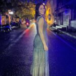 Sonalee Kulkarni Instagram – बारिश में भीगना उसने सिखाया …
बूँदे छलकाना, 
मासूम बच्चे की तरह छतरी फैंककर,
रास्तों पर दौड़ती तस्वीरे, 
उसने खींचे
और फिर छींकते हुए बोला…
घबराओ नहीं, तुम्ही सर्दी नही होगी । 
पागल वो और मै, 
रात भर सडको पर भिगते रहे… ☔️

✍🏻 #rida
#sonaleekulkarni #poem #poetry #hindi #monsoon #rains #love #new #baarish