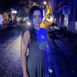 Sonalee Kulkarni Instagram – बारिश में भीगना उसने सिखाया …
बूँदे छलकाना, 
मासूम बच्चे की तरह छतरी फैंककर,
रास्तों पर दौड़ती तस्वीरे, 
उसने खींचे
और फिर छींकते हुए बोला…
घबराओ नहीं, तुम्ही सर्दी नही होगी । 
पागल वो और मै, 
रात भर सडको पर भिगते रहे… ☔️

✍🏻 #rida
#sonaleekulkarni #poem #poetry #hindi #monsoon #rains #love #new #baarish