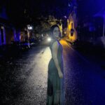 Sonalee Kulkarni Instagram – बारिश में भीगना उसने सिखाया …
बूँदे छलकाना, 
मासूम बच्चे की तरह छतरी फैंककर,
रास्तों पर दौड़ती तस्वीरे, 
उसने खींचे
और फिर छींकते हुए बोला…
घबराओ नहीं, तुम्ही सर्दी नही होगी । 
पागल वो और मै, 
रात भर सडको पर भिगते रहे… ☔️

✍🏻 #rida
#sonaleekulkarni #poem #poetry #hindi #monsoon #rains #love #new #baarish