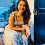 Sonalee Kulkarni Instagram – कत्थई आँखों वाली एक लड़की… 
एक ही बात पर बिगड़ती है 🫣

#sonaleekulkarni #candids 
#weekendspecial #sunday 
#mood #ladki #filmy #love 
#srk #fan #romantic #crazy