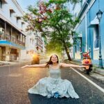 Sonalee Kulkarni Instagram – बरसात की पहली बूँद जब मुझपर गिरी
तब लगा जैसे तूने छुआ 
हथेली पर गुदगुदाती यह बूँदे 
बालों से टपक कर काँधे पर गिरी 
मूँदी आँखों से देखी मैंने वह पहली बारिश तेरी मेरी 

✍🏻 #rida 
#sonaleekulkarni #poem #poetry #love #rains #monsoon #hindi #baarish #rain