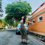 Sonalee Kulkarni Instagram – बरसात की पहली बूँद जब मुझपर गिरी
तब लगा जैसे तूने छुआ 
हथेली पर गुदगुदाती यह बूँदे 
बालों से टपक कर काँधे पर गिरी 
मूँदी आँखों से देखी मैंने वह पहली बारिश तेरी मेरी 

✍🏻 #rida 
#sonaleekulkarni #poem #poetry #love #rains #monsoon #hindi #baarish #rain
