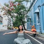 Sonalee Kulkarni Instagram – बरसात की पहली बूँद जब मुझपर गिरी
तब लगा जैसे तूने छुआ 
हथेली पर गुदगुदाती यह बूँदे 
बालों से टपक कर काँधे पर गिरी 
मूँदी आँखों से देखी मैंने वह पहली बारिश तेरी मेरी 

✍🏻 #rida 
#sonaleekulkarni #poem #poetry #love #rains #monsoon #hindi #baarish #rain