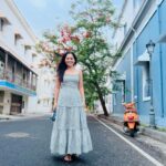 Sonalee Kulkarni Instagram – बरसात की पहली बूँद जब मुझपर गिरी
तब लगा जैसे तूने छुआ 
हथेली पर गुदगुदाती यह बूँदे 
बालों से टपक कर काँधे पर गिरी 
मूँदी आँखों से देखी मैंने वह पहली बारिश तेरी मेरी 

✍🏻 #rida 
#sonaleekulkarni #poem #poetry #love #rains #monsoon #hindi #baarish #rain