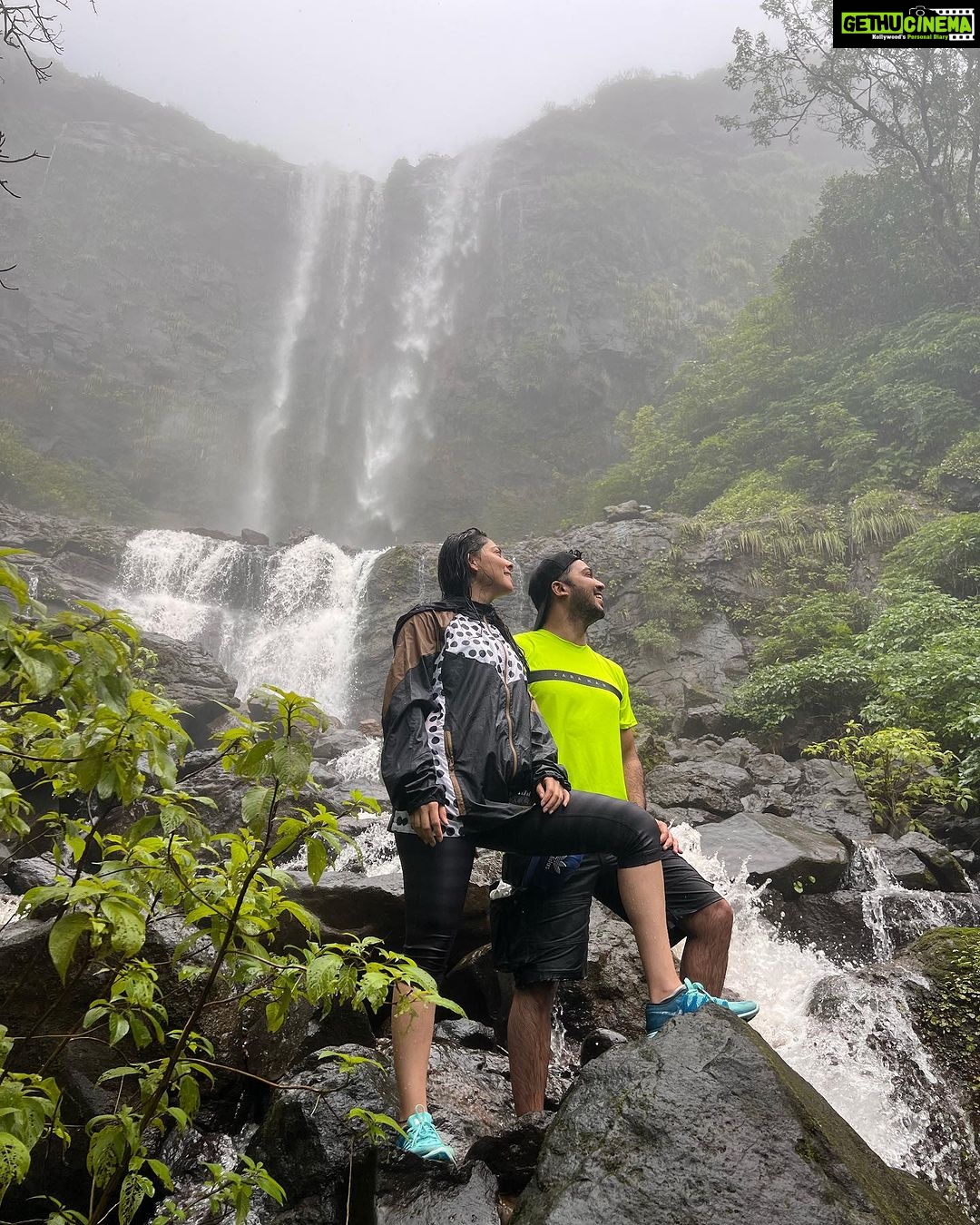 Sonalee Kulkarni Instagram - NEW EPISODE is OUT NOW to watch go to the LINK IN BIO पुन्हा पाऊस पडू लागताच 🌧️ मी या मान्सून ट्रेकला जायचं ठरवलं 💦 #sahyadri च्या कुशीत लपलेल्या या रत्नांचा शोध घेण्यासाठी (धबधबे )💧 As it starts to rain again, I decided to go a must monsoon trek 🌧️ to discover hidden gems ( #waterfalls ) of #sahyadri #pune #maharashtra #tamhinighat with @trekkaroindia and my friends! #newepisode #youtube #sonaleekulkarni #atulkulkarni #aashaykulkarni #shashanksane #dattajadhav #trek ताम्हिणी घाट, निसर्ग सौंदर्य, धबधबे आणी बरेच काही.